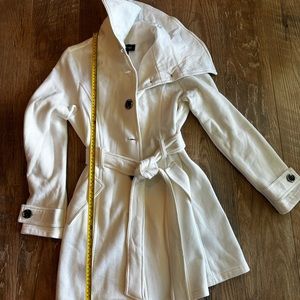 Super cute lightweight coat. Like new condition. No smells, rips or stained.